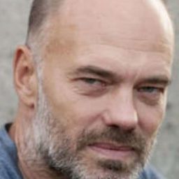 Niklas Hjulström 飾演 Benny Skacke