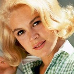 Sylvia Saurel 飾演 Yvette Mercier