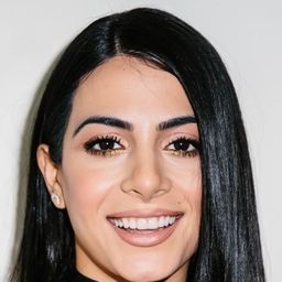 Emeraude Toubia 飾演 Rosario