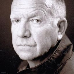 Tom Chadbon 飾演 Anthony Findlater