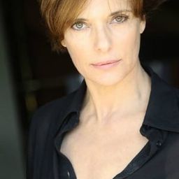 Bettina Giovannini 飾演 Marta