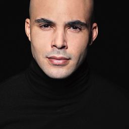 Nasser Saleh 飾演 Joven étnico