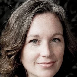 Willa O'Neill 飾演 Vicki