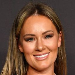 Dee Devlin 飾演 Self