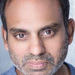 Neil D'Souza 飾演 London Waiter