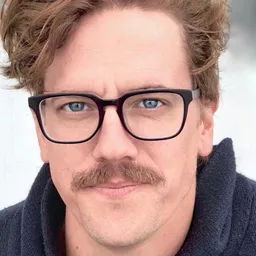 Daniel Kwiatkowski 飾演 Phil