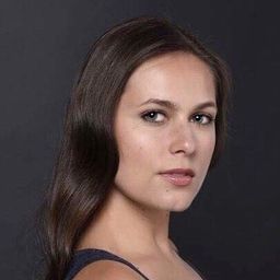 Katrina Grey 飾演 Kay Sutherland