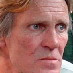 Edward Lynch 飾演 Jackie