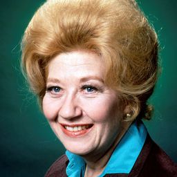 夏洛特·瑞 飾演 Oma