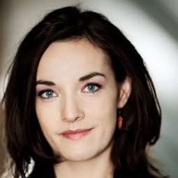 Maria Rossing - 眼簾下的戰影演員 飾演Henry's Mother