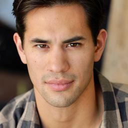 Michael Naizu 飾演 Josh Jamison