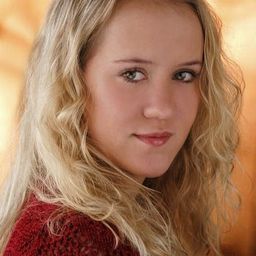 艾瑞兒·諾艾爾·寇松 飾演 Child Emily (voice)