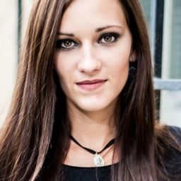 Barbora Jánová 飾演 Amy