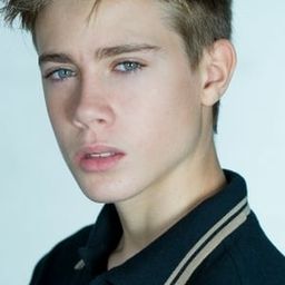 Andrea Pittorino 飾演 Young Paolo