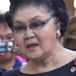 Imelda Marcos 飾演 Self