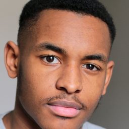 亞當·努魯 飾演 Massar