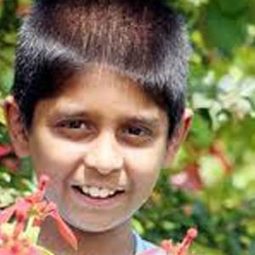 Ashwin Chitale 飾演 Rishabh R. Shastri