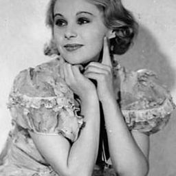 Jenny Laird 飾演 Sister Honey