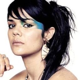 Natasha Khan - 瑪莉安菲絲佛：破碎重生演員 飾演Self