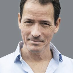 Bert Van Nieuwenhuyse - 每個人都成名演員 飾演Nieuwslezer