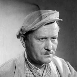 Czesław Piaskowski 飾演 Resistance member picking up bottles (uncredited)