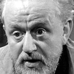 Antoine Balpêtré 飾演 Professor Ernst Bathory