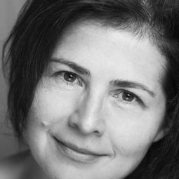 Ildikó Tóth - 高山低谷演員 飾演Tapolyai Emöke