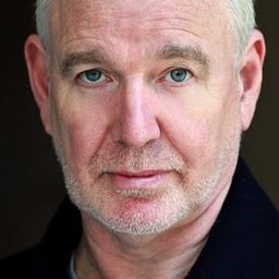 Simon Davies 飾演 Commander