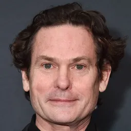 亨利·湯瑪斯 - 死亡占卜: 邪門初開演員 飾演Father Tom