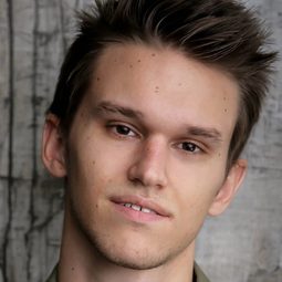 Colin Dennard 飾演 Elliott Gold