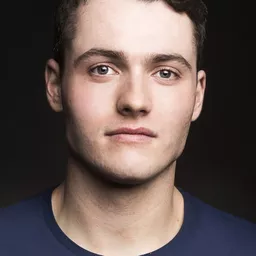 Tom Lewis 飾演 Michael