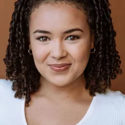 Hailey Summer 飾演 Arizona Latte Barista