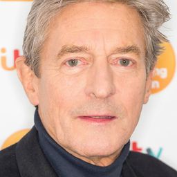 Nigel Havers 飾演 Doc