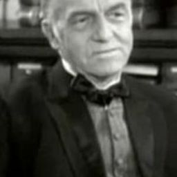 Davison Clark 飾演 Studio Official (uncredited)