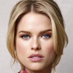 艾莉絲·伊芙 - 誘餌新娘演員 飾演Lara Tyler