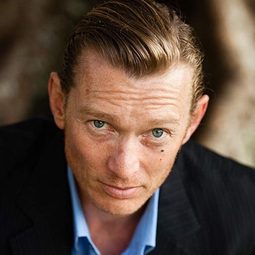 埃羅爾·尚德 - WHINA演員 飾演Father Mulder