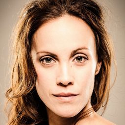 Ingeborg Sundrehagen Raustøl 飾演 Fru Andersen