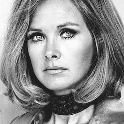 Wanda Ventham 飾演 Waitress