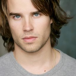 Carson Aune 飾演 Justin