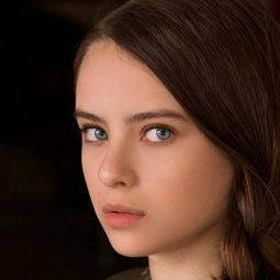 Simone Lockhart 飾演 Anna