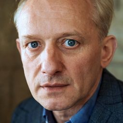 Mathias Max Herrmann 飾演 Bus Passenger