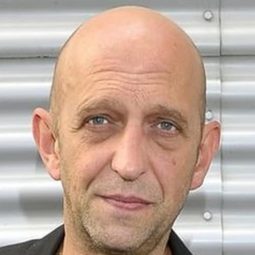 亞努斯·查比爾 - 黑幫上位記演員 飾演'Magi'