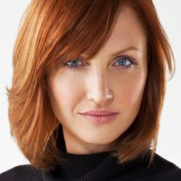 Katelin Chesna 飾演 Jenna - yoga instructor