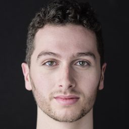 Adam Capriolo 飾演 Chris Kanew