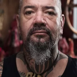 Gordon Toi Hatfield 飾演 Riro