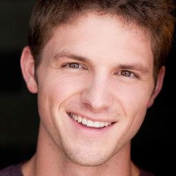 Tyler Weaks 飾演 Adam Welker