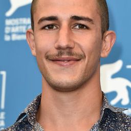 Giuseppe Fumo 飾演 Leo