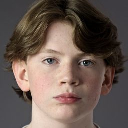 Ian Dolley 飾演 Alex Ollerman