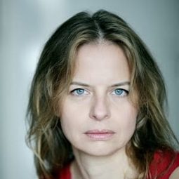 Sophie Bouilloux 飾演 Lise