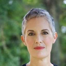 Sarah Dacey Charles 飾演 Ariel